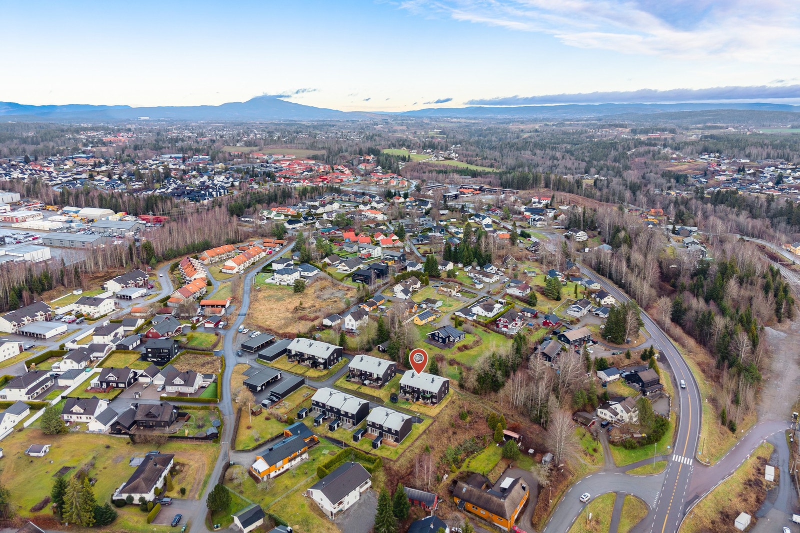 Området har et godt utviklet kollektivtilbud med buss- og togforbindelser i umiddelbar nærhet. Dal stasjon ligger kun 300 meter fra eiendommen. Herfra går det tog mot Oslo med 2 avganger i timen. Galleribilde