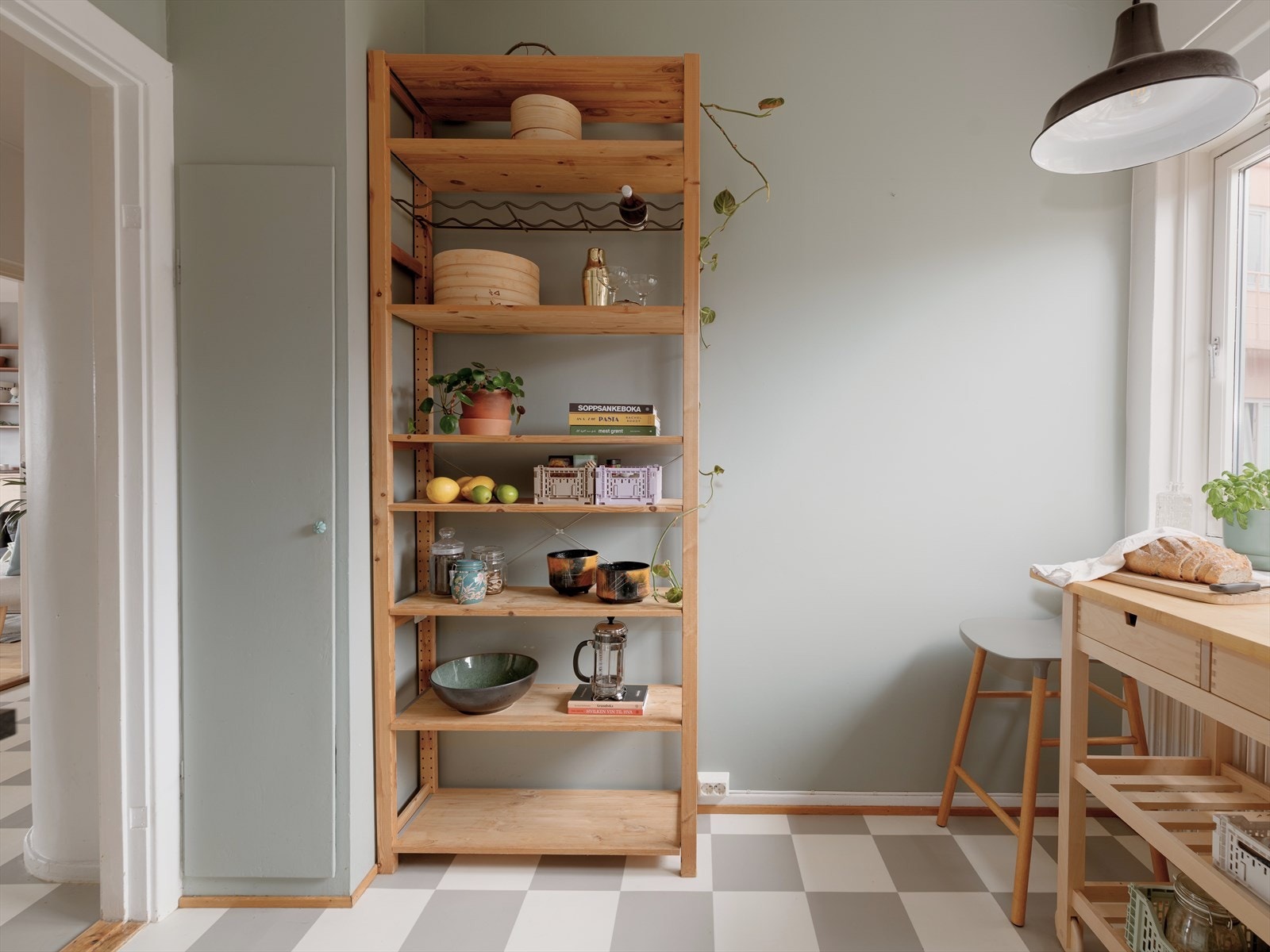 En hyggelig spisekrok finner sin naturlige plass ved vinduet. Galleribilde