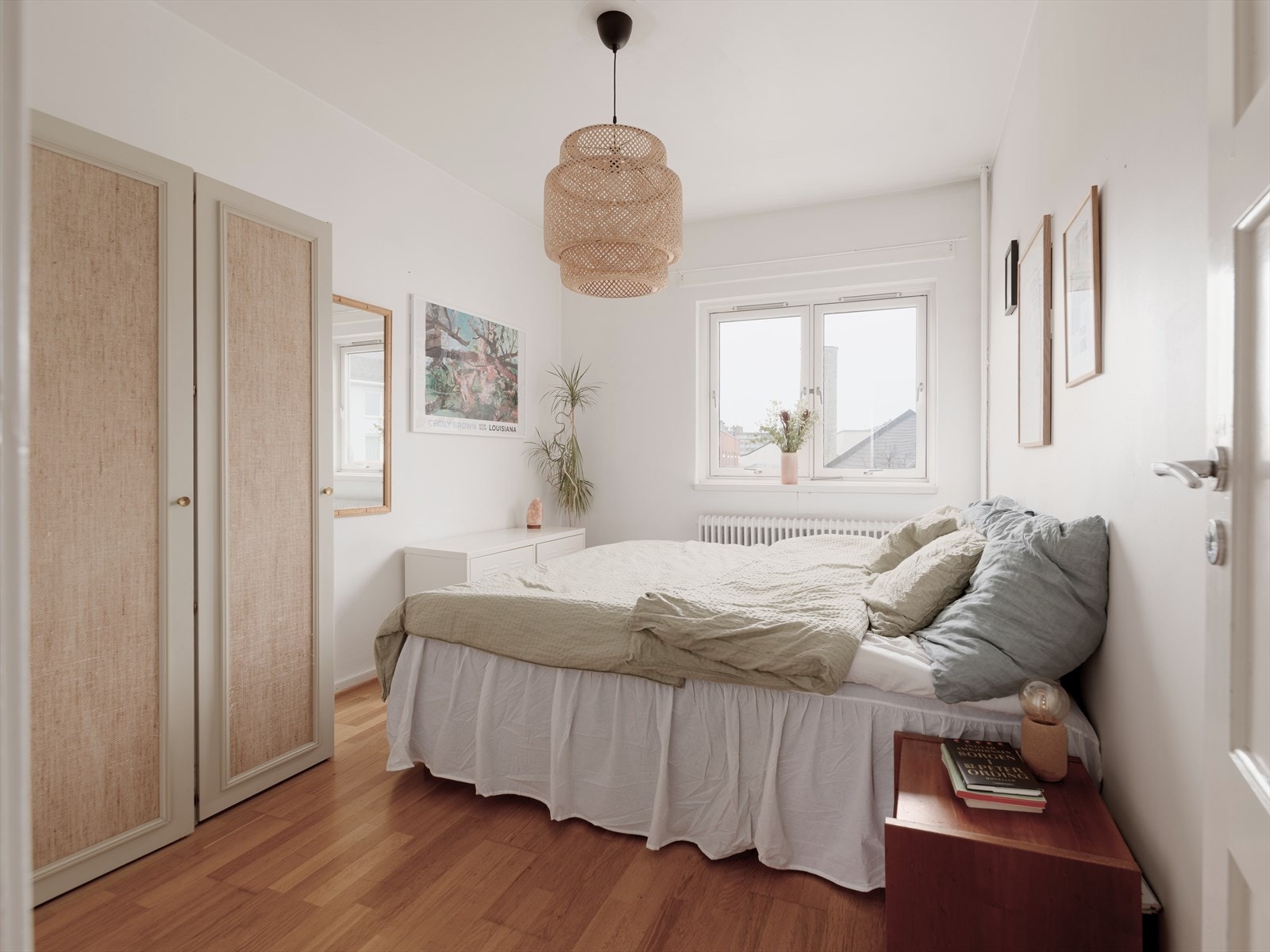 Soverommet er romslig med god plass til dobbeltseng og nattbord i tillegg til garderobeløsning. Galleribilde