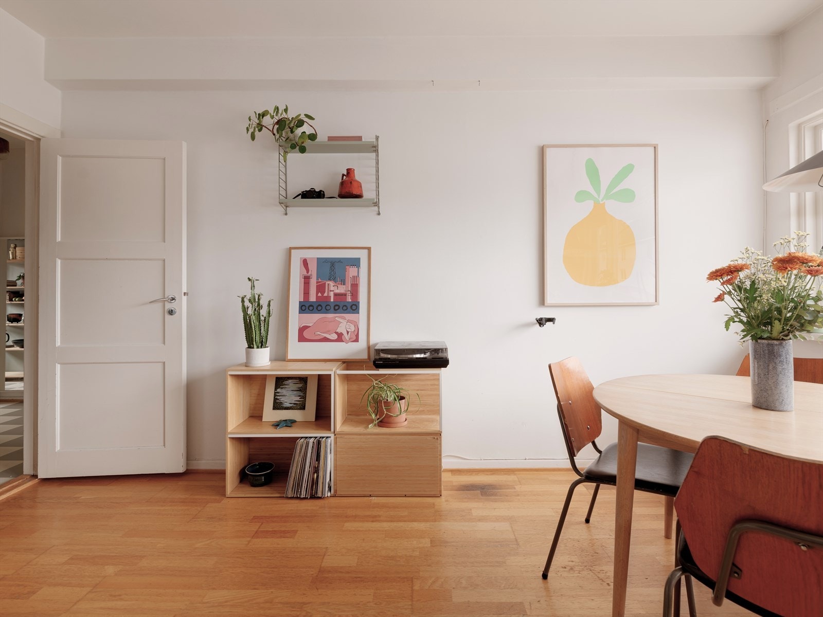 Den lyse stuen gjør det enkelt å innrede etter eget ønske og behov. Galleribilde