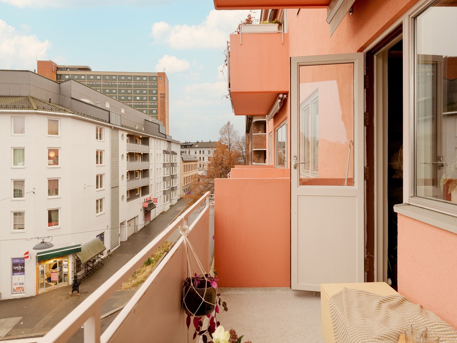 Balkongen gir plass til eget utemøblement, og er en flott forlengelse av stuen på sommertid. Galleribilde