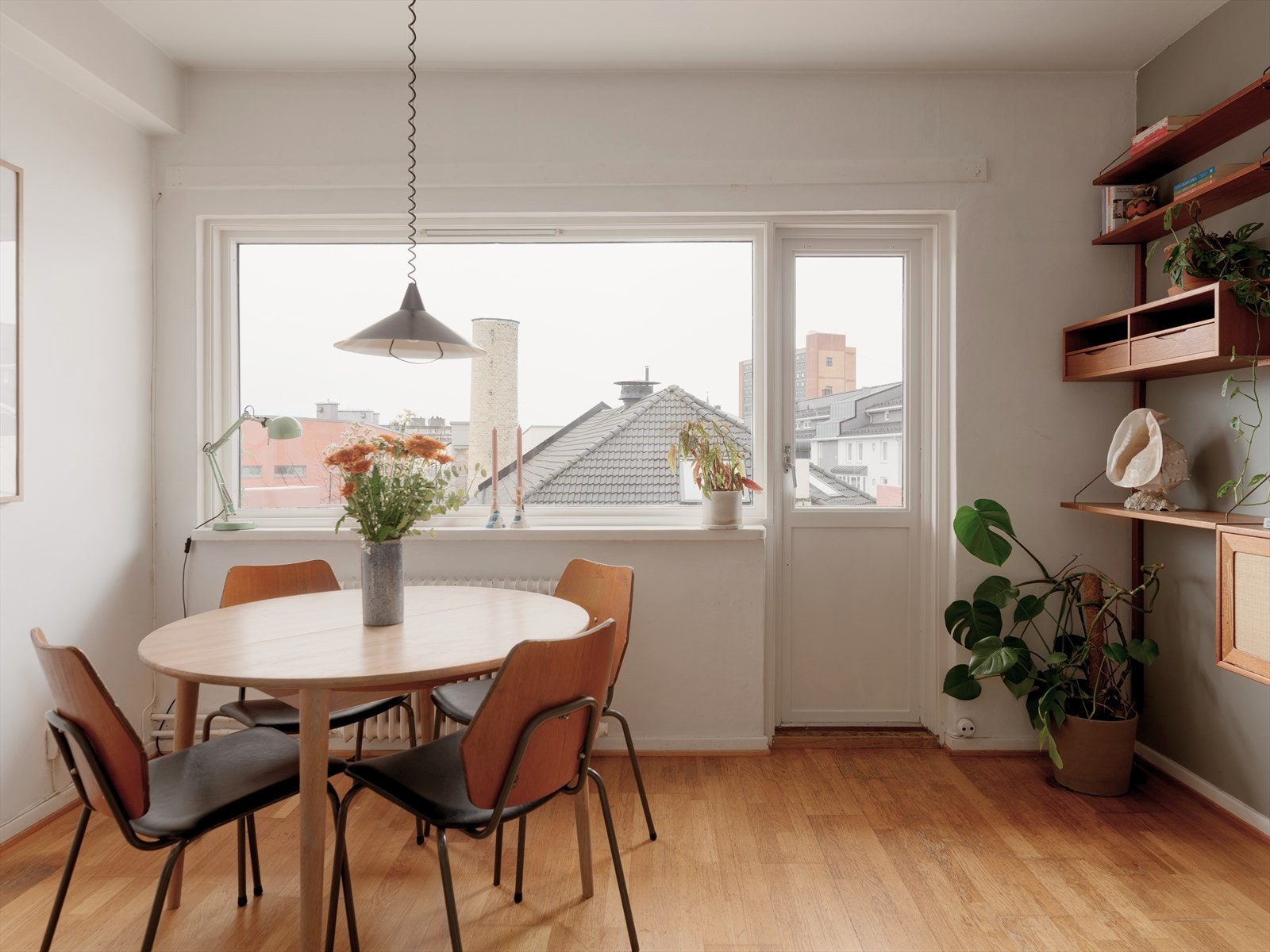 Beliggenheten i høyden gjør også at man bor meget skjermet fra innsyn, med utsikt over hustakene. Galleribilde