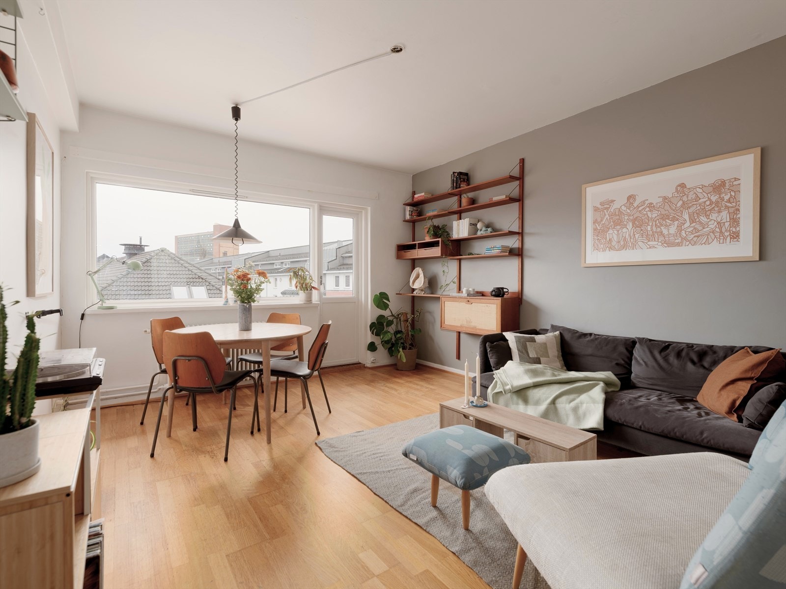 Stuen er av god størrelse med plass til mange gjester. Galleribilde