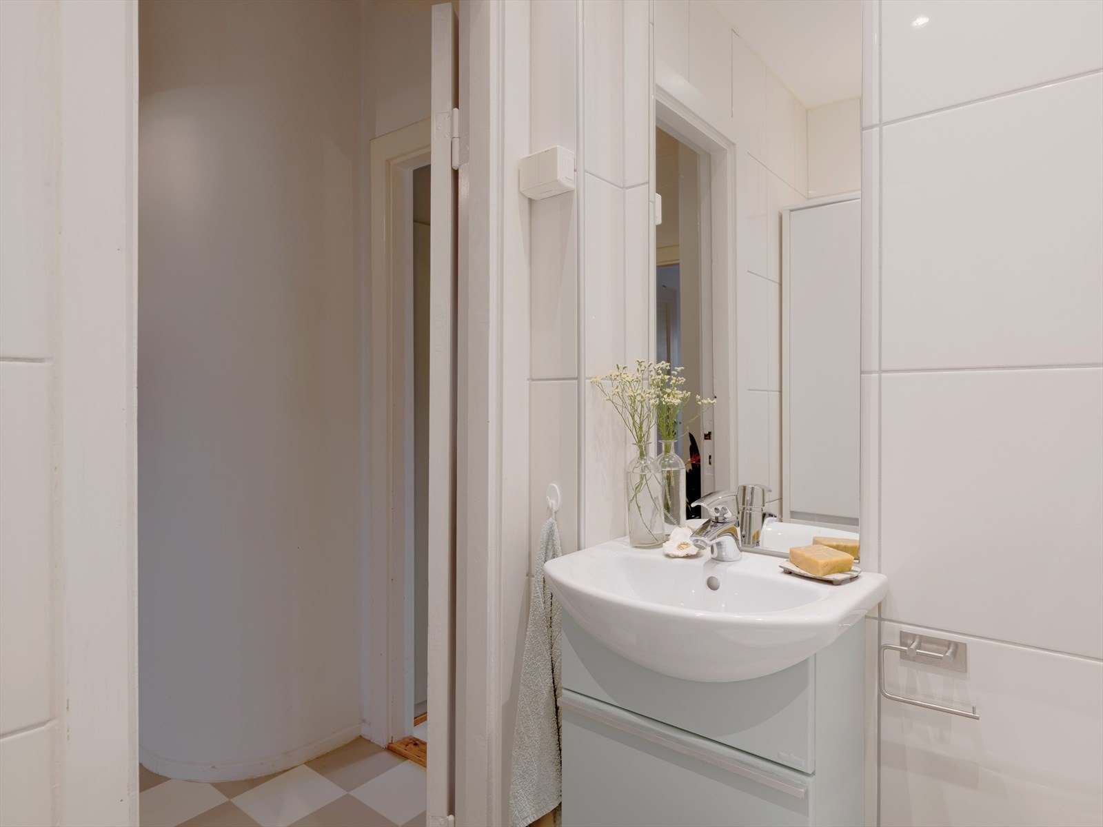 Badet har praktisk adkomst fra entré. Galleribilde