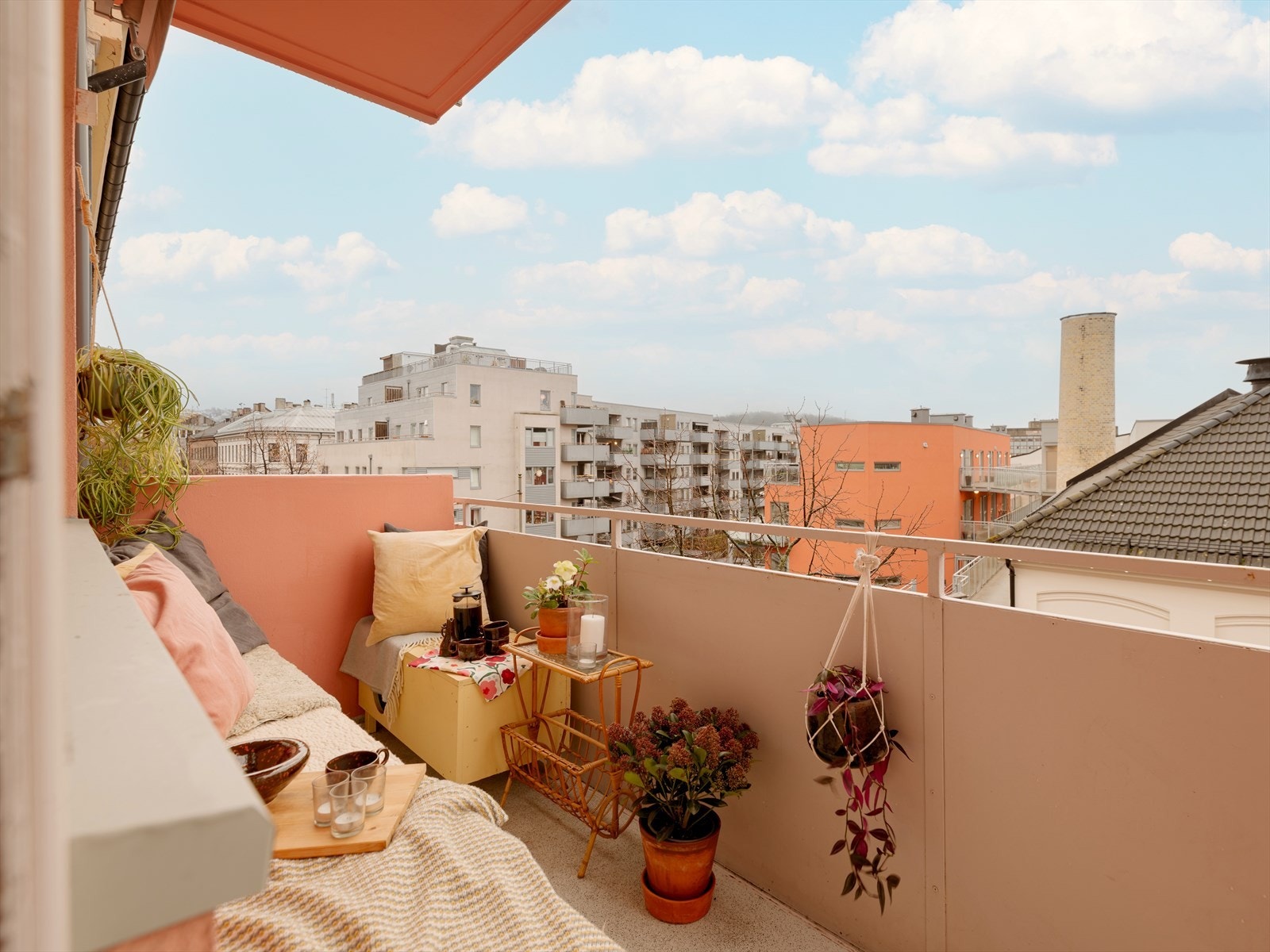 Fra stuen har du adkomst til en hyggelig balkong med luftig utsyn. Galleribilde