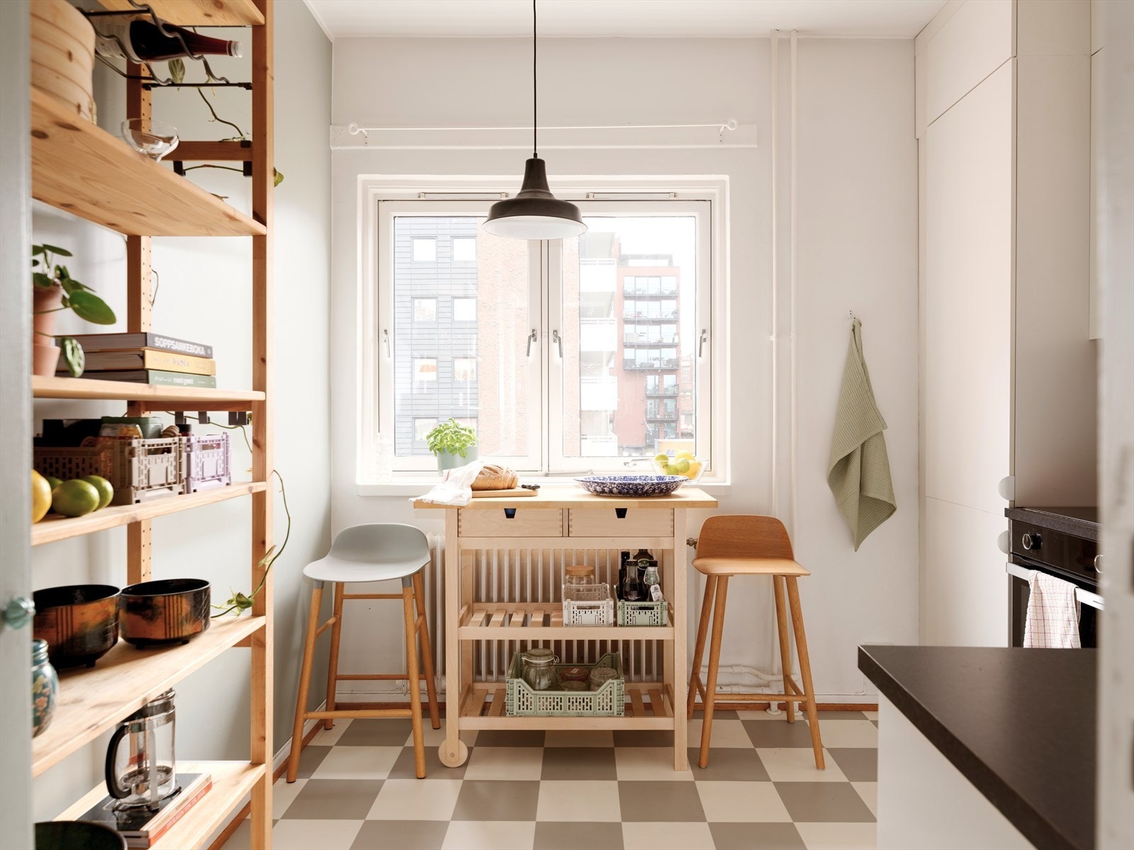 Leiligheten har separat kjøkken. Her finner du store vinduer som gir rikelig med arbeidslys til matlagingen. Galleribilde