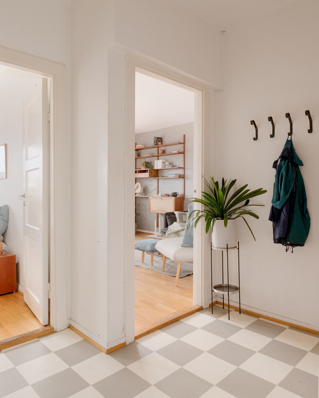 Den hyggelige entréen gir et godt førsteinntrykk av leiligheten. Her har du oppbevaringsplass på knagger på veggen. Boligen disponerer også bod både i kjeller og på loftet. Galleribilde