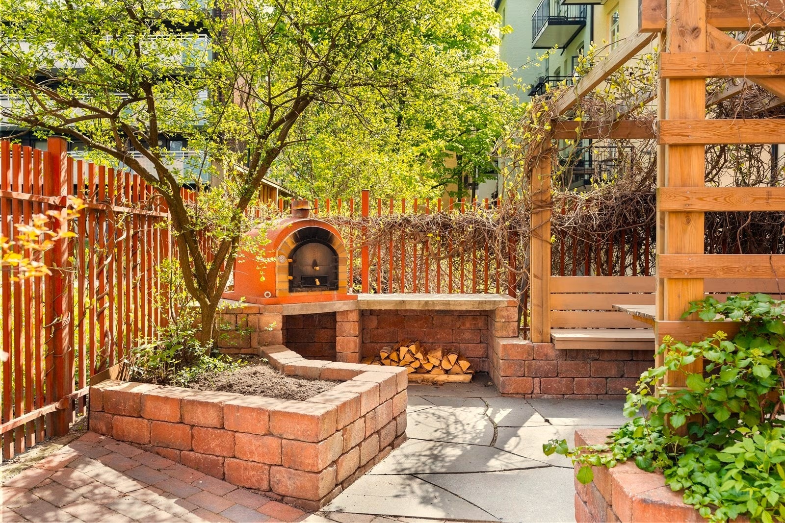 Du finner egne sittegrupper og pizzaovn til glede for beboerne. Hva med å ta med middagen ut? Galleribilde