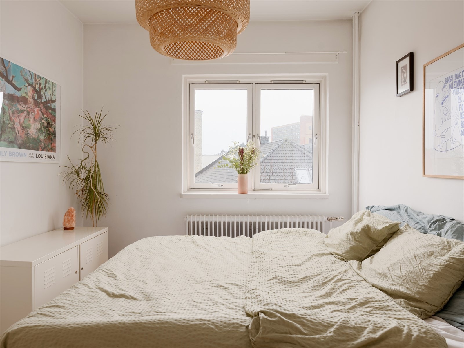 De lyse overflatene, kombinert med store vindusflater, gir en god atmosfære i rommet. Galleribilde