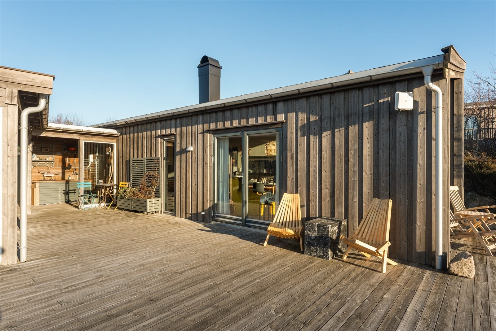 Utekjøkkenet blir brukt store deler av året ettersom det er ute under tak Galleribilde