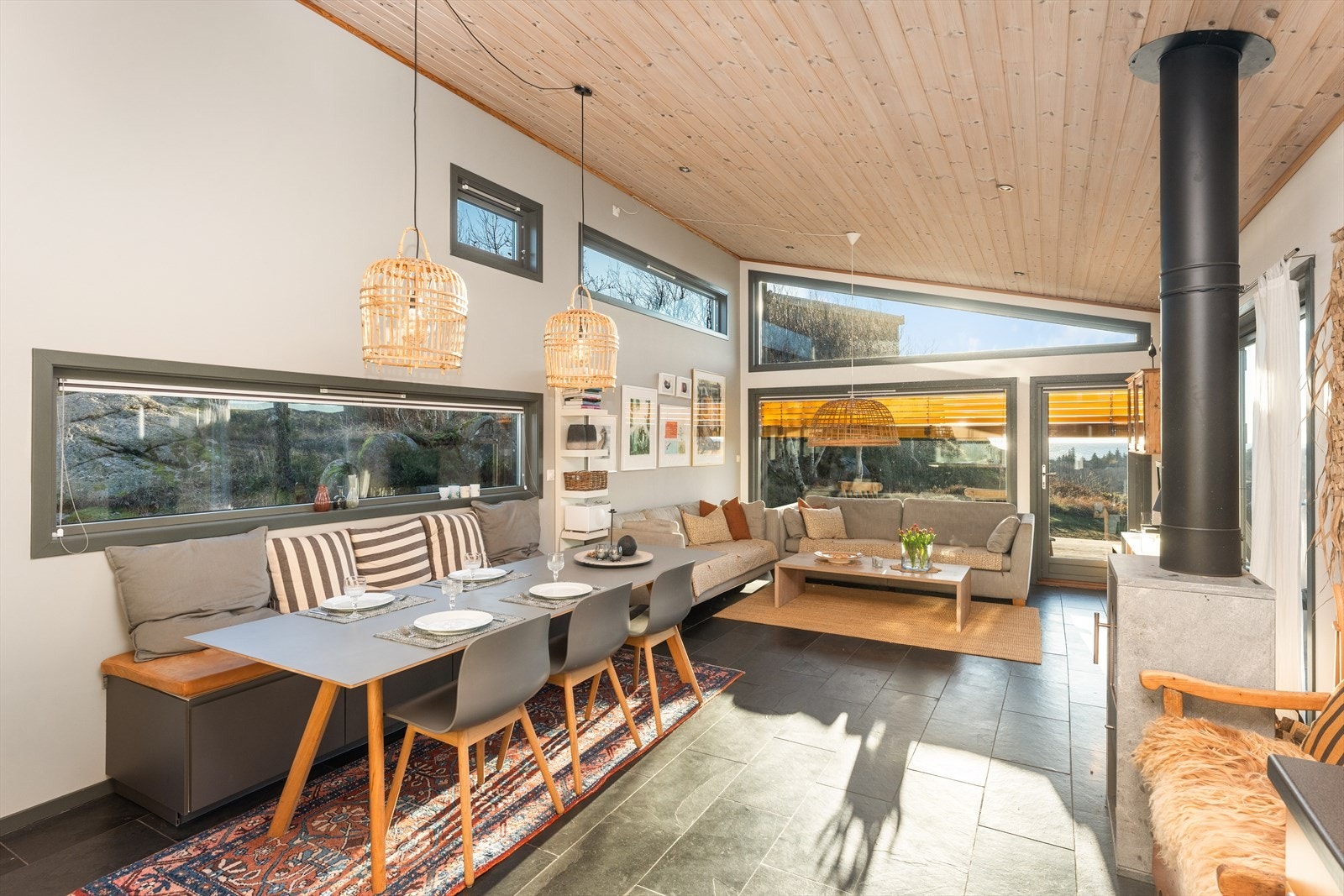 Åpen stue/kjøkkenløsning med full takhøyde Galleribilde