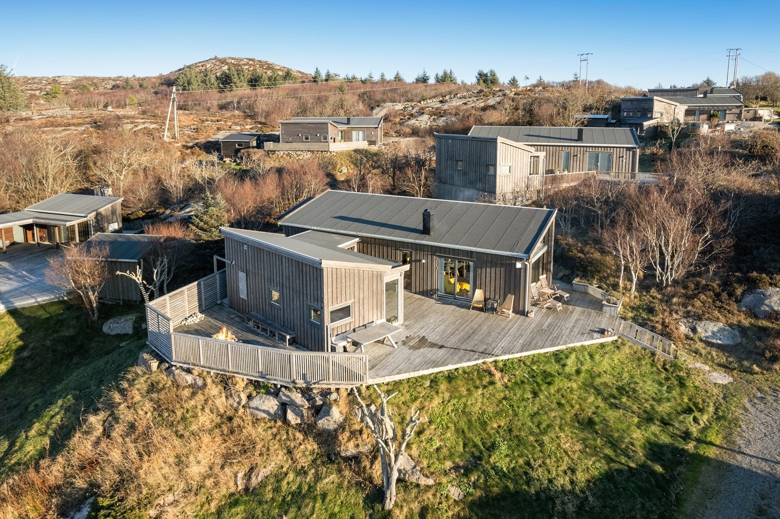 Hytta er velplassert i terrenget med minimalt med innsyn Galleribilde