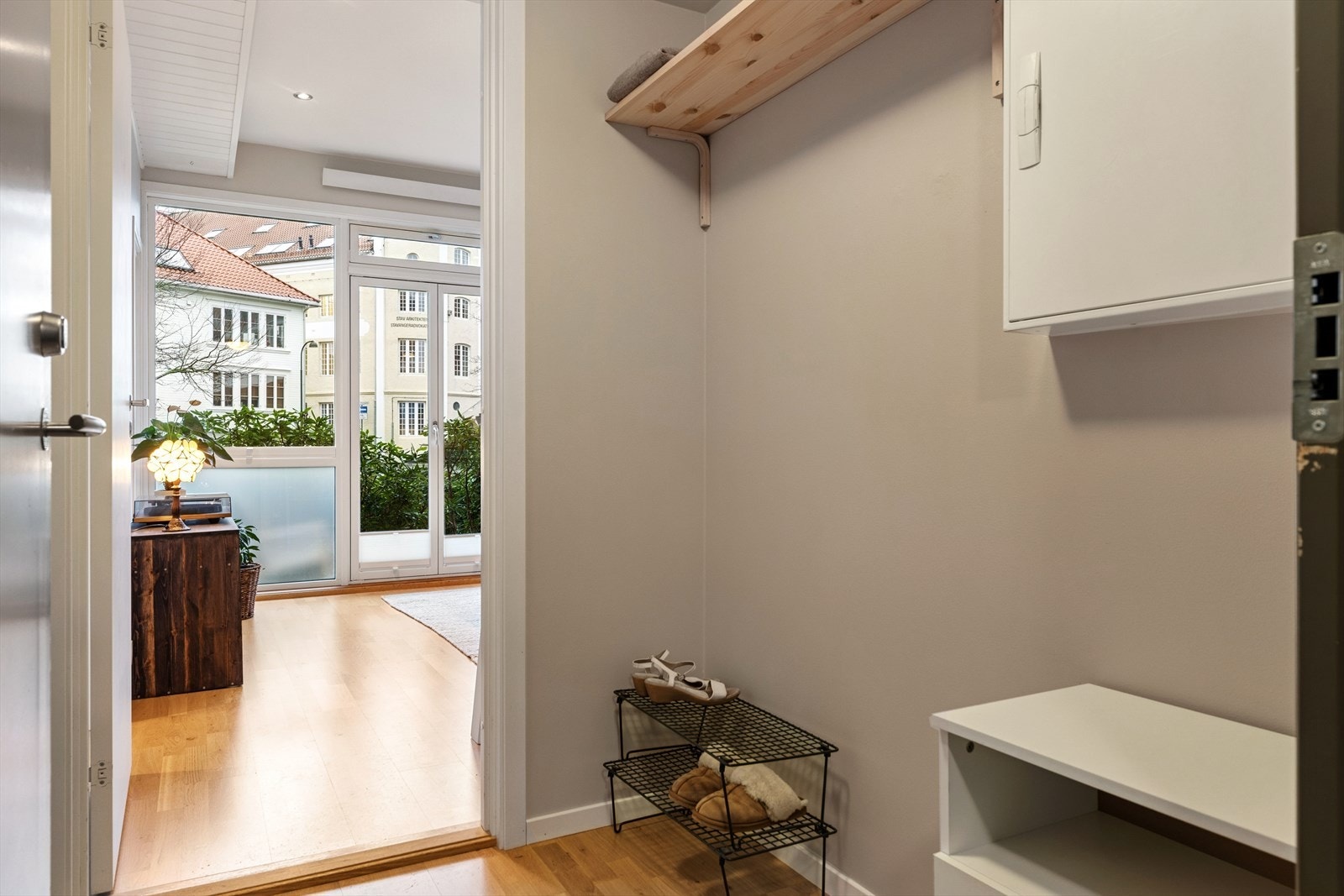 Romslig entré hvor man har god plass til å henge fra seg yttertøy og sko. Galleribilde
