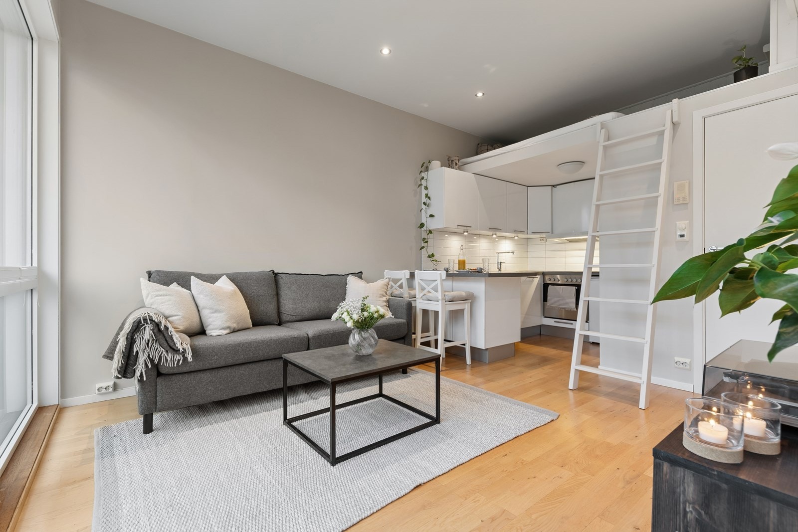 Stue og kjøkken ligger i åpen løsning. Et lyst og innbydende rom med store vindusflater som sørger for rikelig med lysinnslipp. Galleribilde