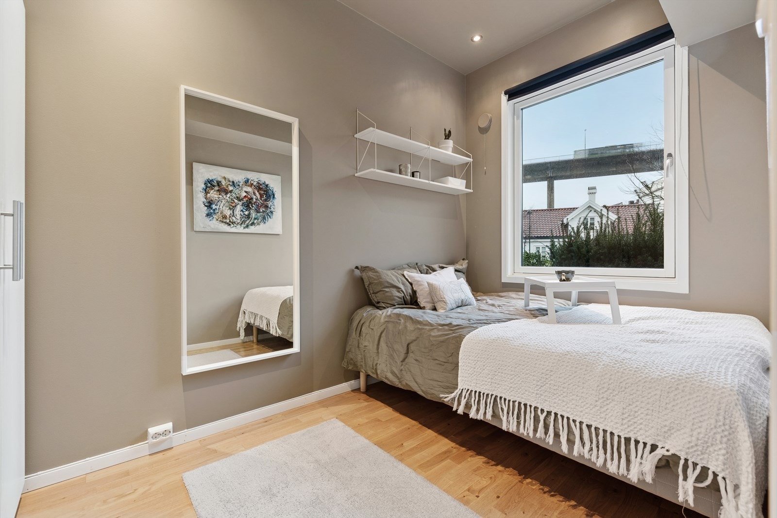 Soverommet er utstyrt med garderobe som gir god lagringsplass og har ellers plass til seng og tilhørende møblement. Galleribilde