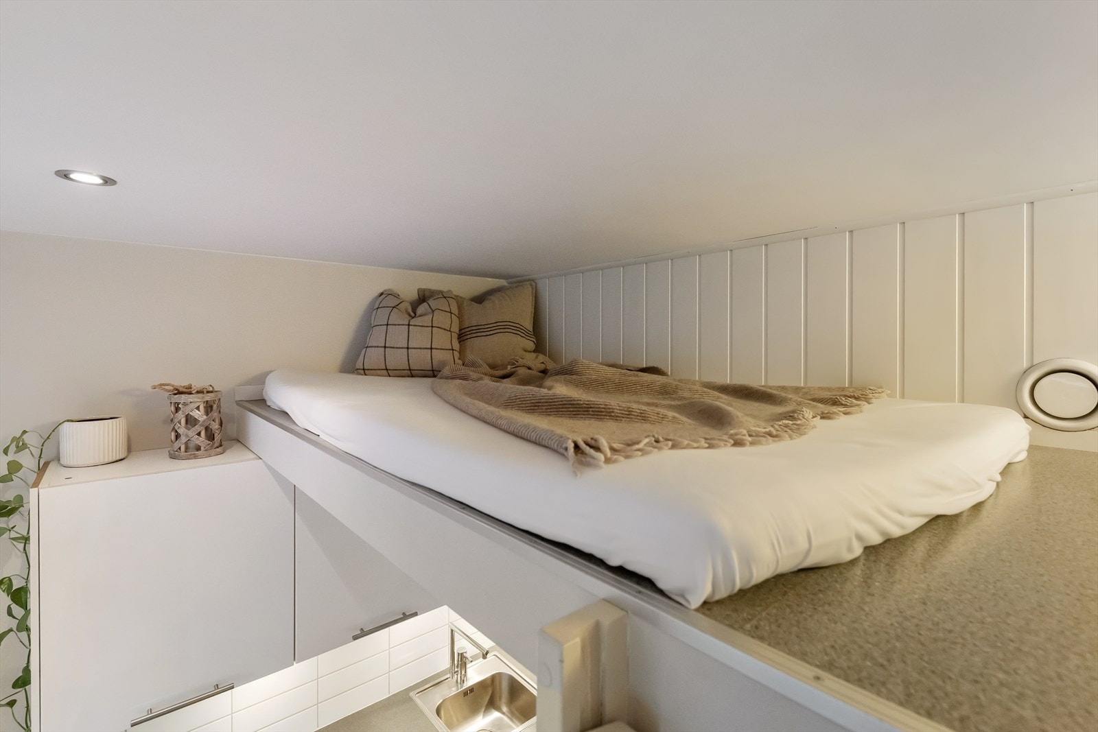 Fra stue og kjøkken har man tilkomst til en hems som gir god ekstra lagringsplass. Galleribilde