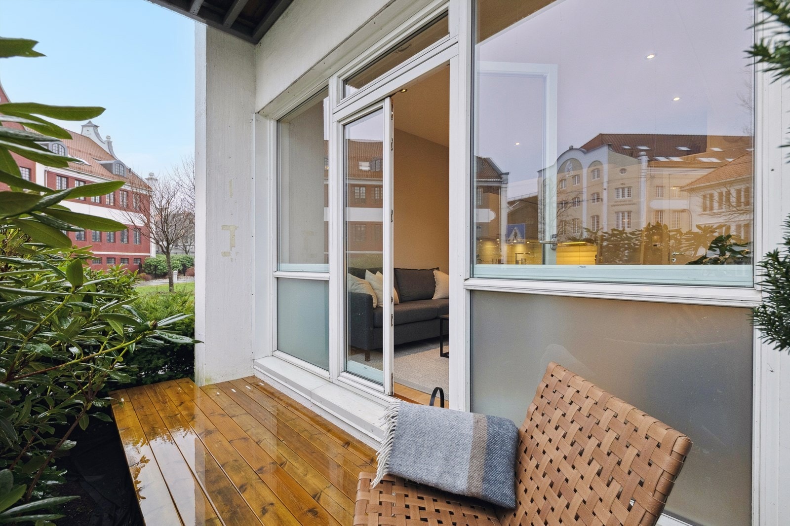 Her har man rom for å møblere med en liten sittegruppe og mulighet for å nyte fine sommerdager. Galleribilde