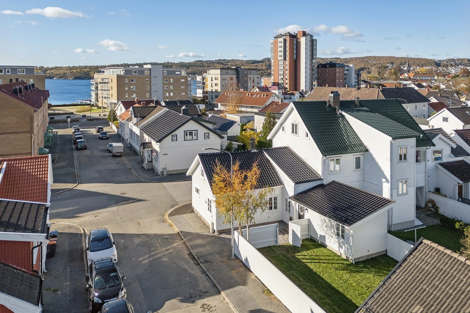 Eneboligen ligger sentralt på Torstrand med matbutikk, treningssenter, bakeri etc. i nabolaget. Galleribilde