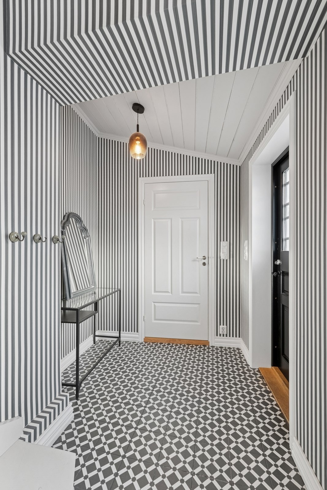 En Lys og trivelig gang ønsker deg velkommen. Galleribilde