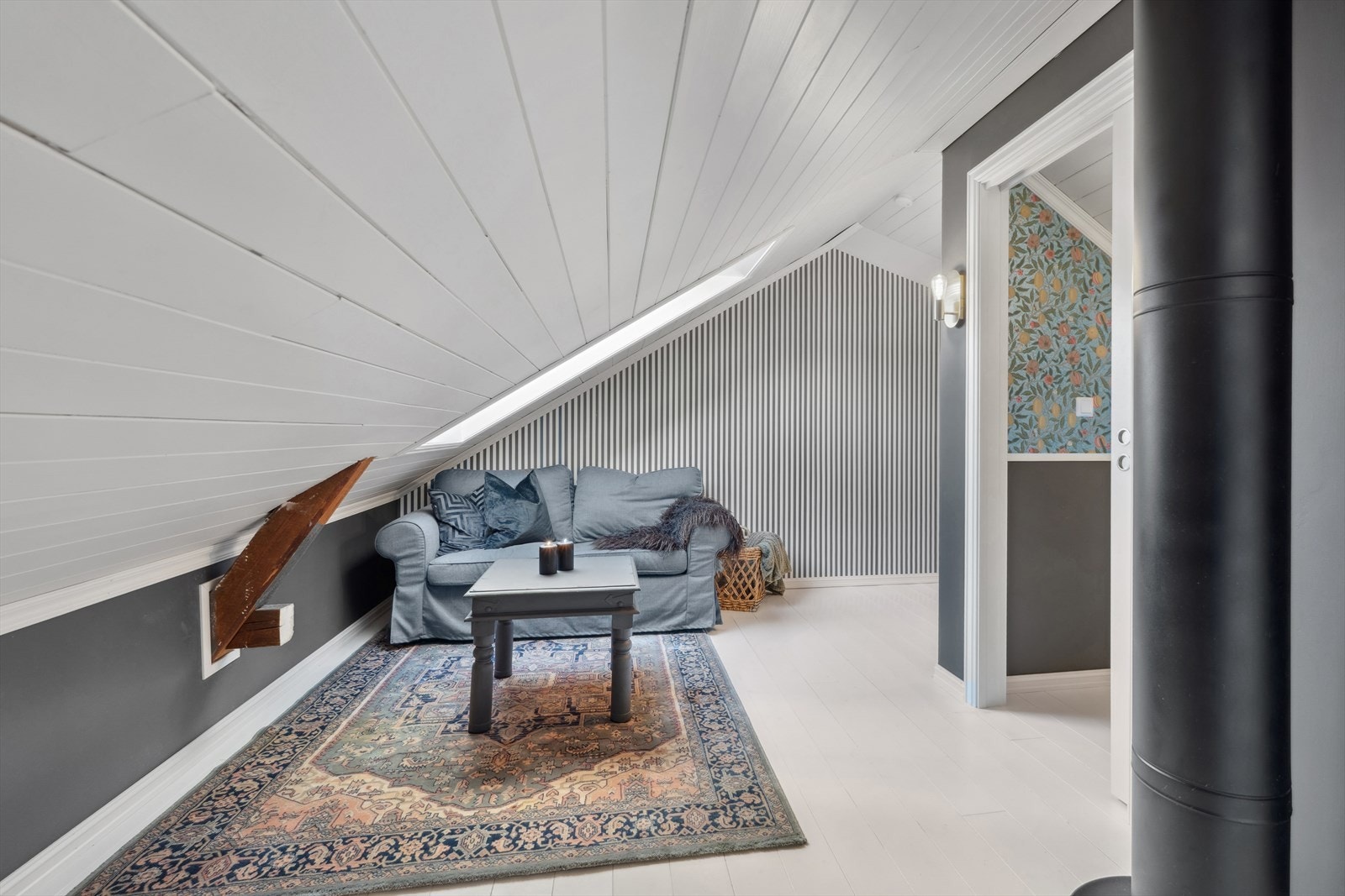 Lys og trivelig loftstue - perfekt som ungdomsavdeling, TV-stue eller et ekstra sosialt rom. Galleribilde