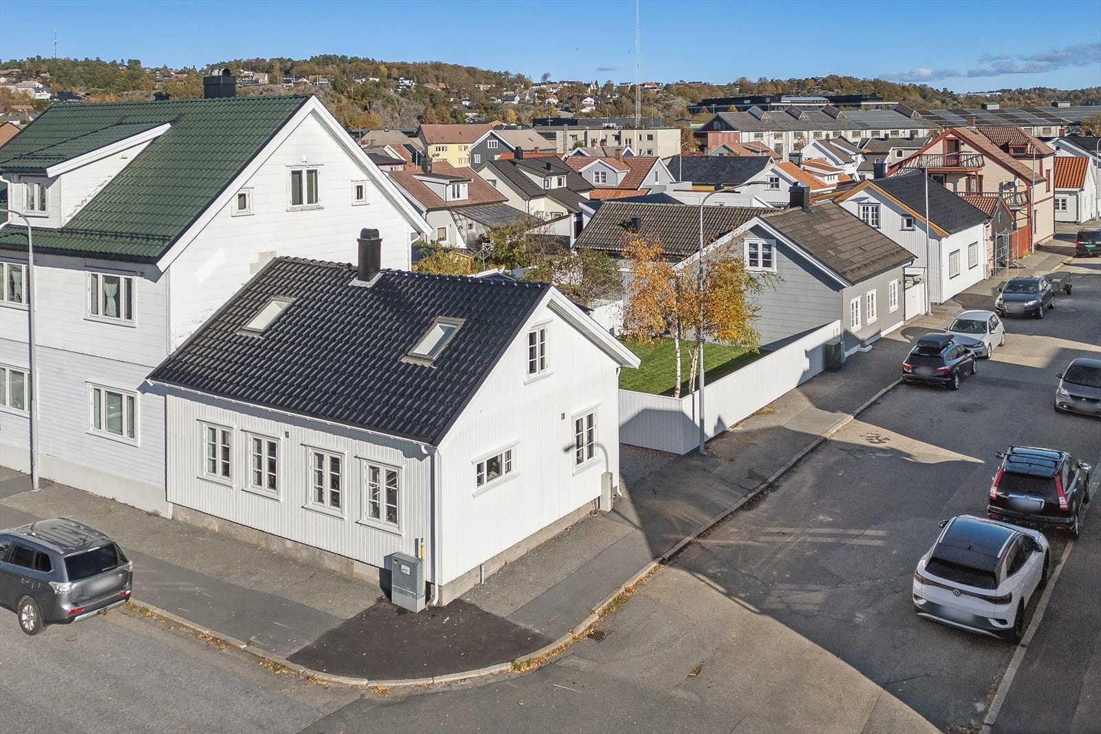 Eiendommen ligger svært sentralt med gangavstand til Larvik Stasjon (13min), matbutikker (3 min), bussholdeplass (3min) mm. Galleribilde