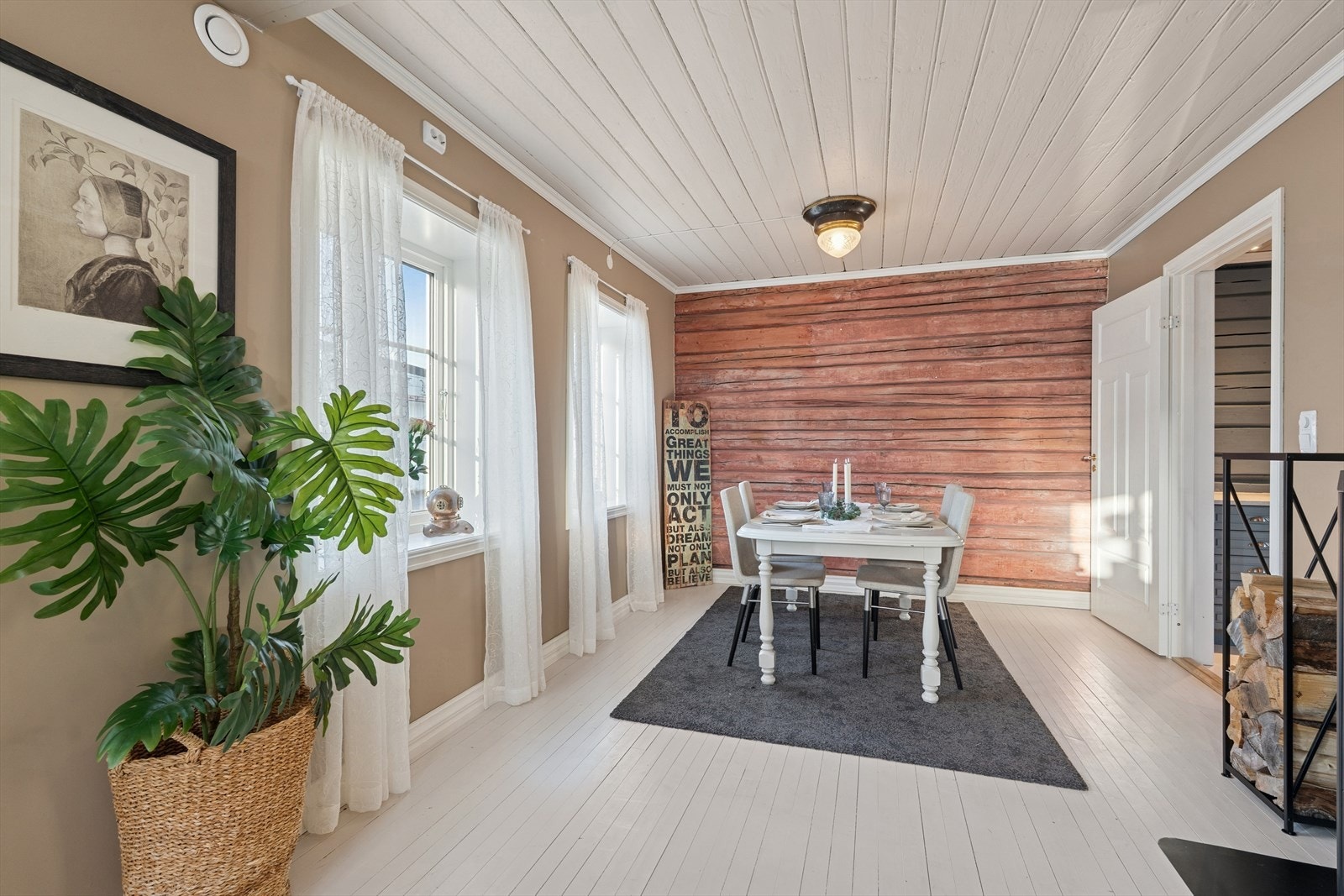 Spisegruppen kan med fordel plasseres i den naturlige sonen mellom kjøkkenet og stuen, noe som skaper en god flyt og et sosialt samlingspunkt i boligen. Galleribilde