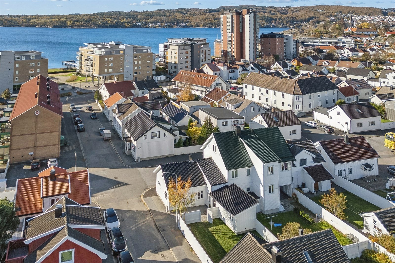 På Torstrand er det korte avstander til natur og byliv. Her får du tilgang til flotte strender, gode turmuligheter i et sentralt, men rolig nabolag. Galleribilde