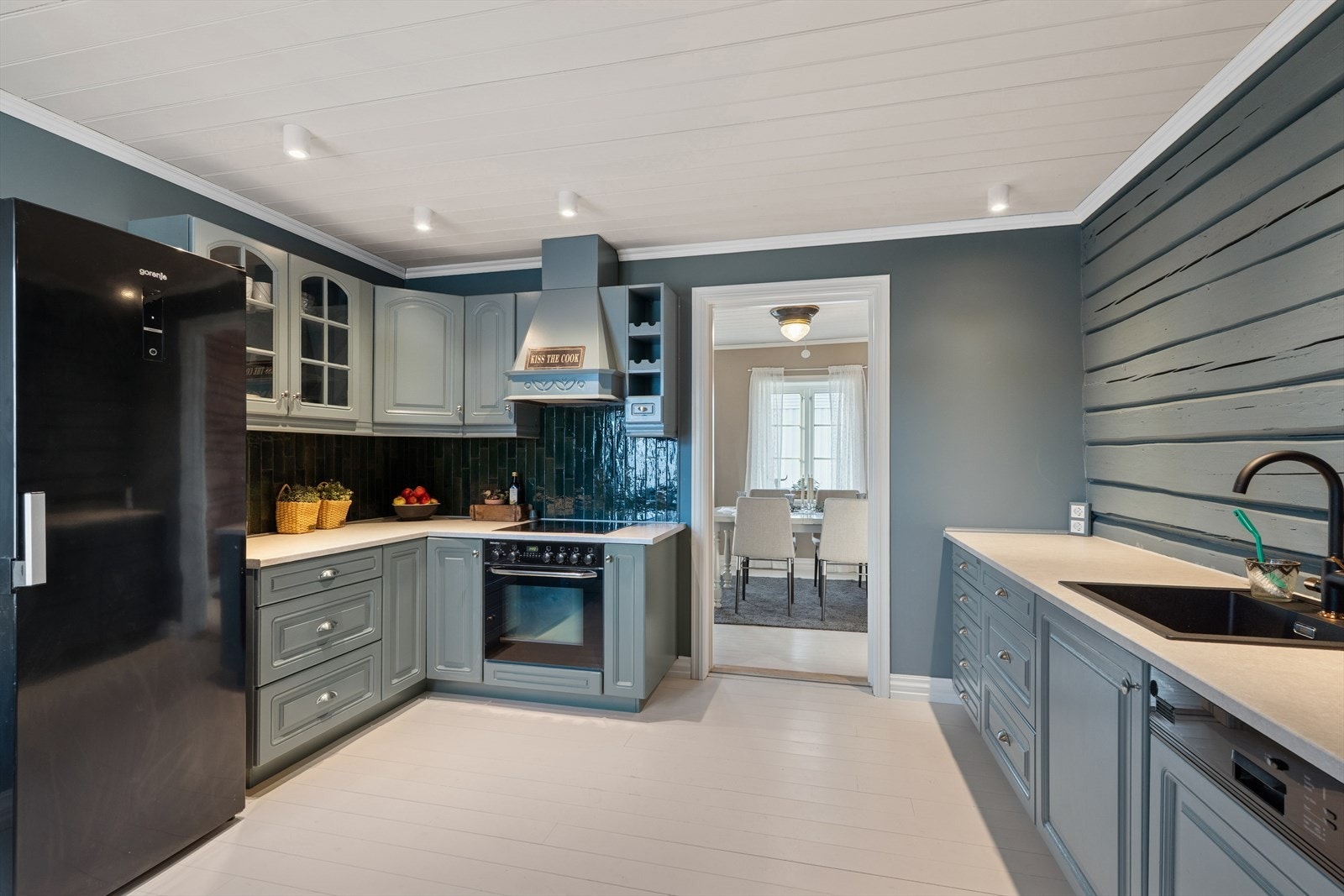 Kjøkkenet ble oppgradert i perioden 2023-2024 med kvalitetsinnredning fra Huseby, med fronter i malt eik og benkeplate i foliert spon. Galleribilde