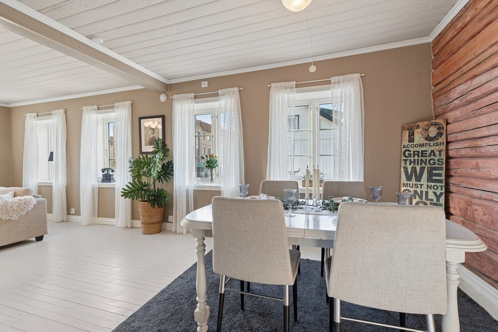 Oppholdsrommets gode utforming gir fleksible muligheter for naturlig soneinndeling - perfekt for å skape egne soner til både avslapning, måltider og sosialt samvær. Galleribilde