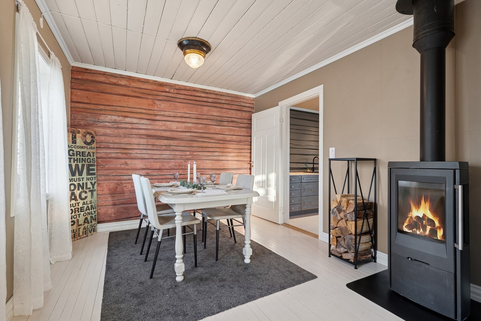 Heltrebord på gulvet og en laftet vegg er beholdt, og gir boligen karakter. Galleribilde