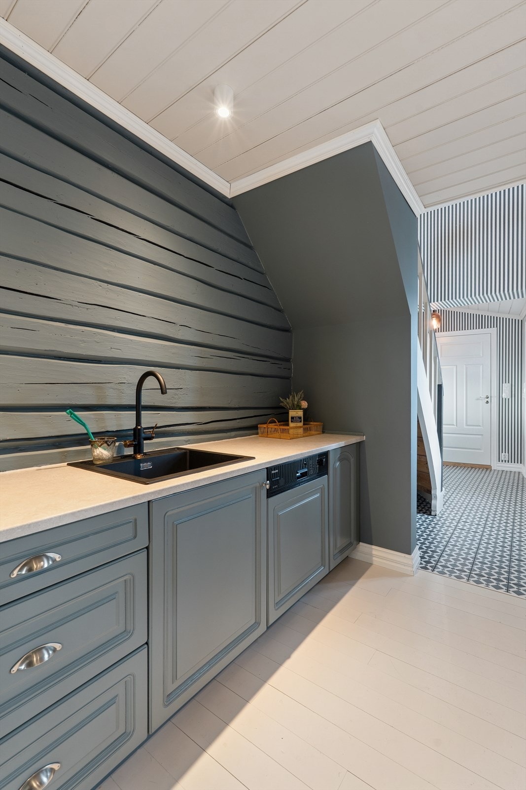 Hvitevarer som komfyr, koketopp og oppvaskmaskin er integrert, og det er plass til frittstående kjøleskap. Galleribilde