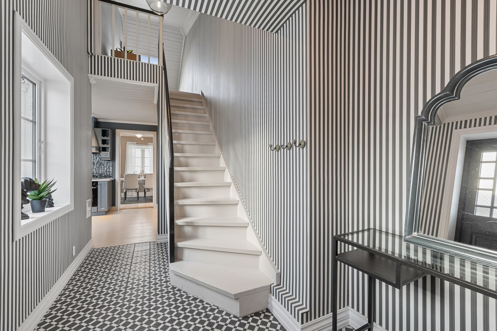 Trappeadkomst til boligens øverste plan - et innbydende førsteinntrykk. Galleribilde