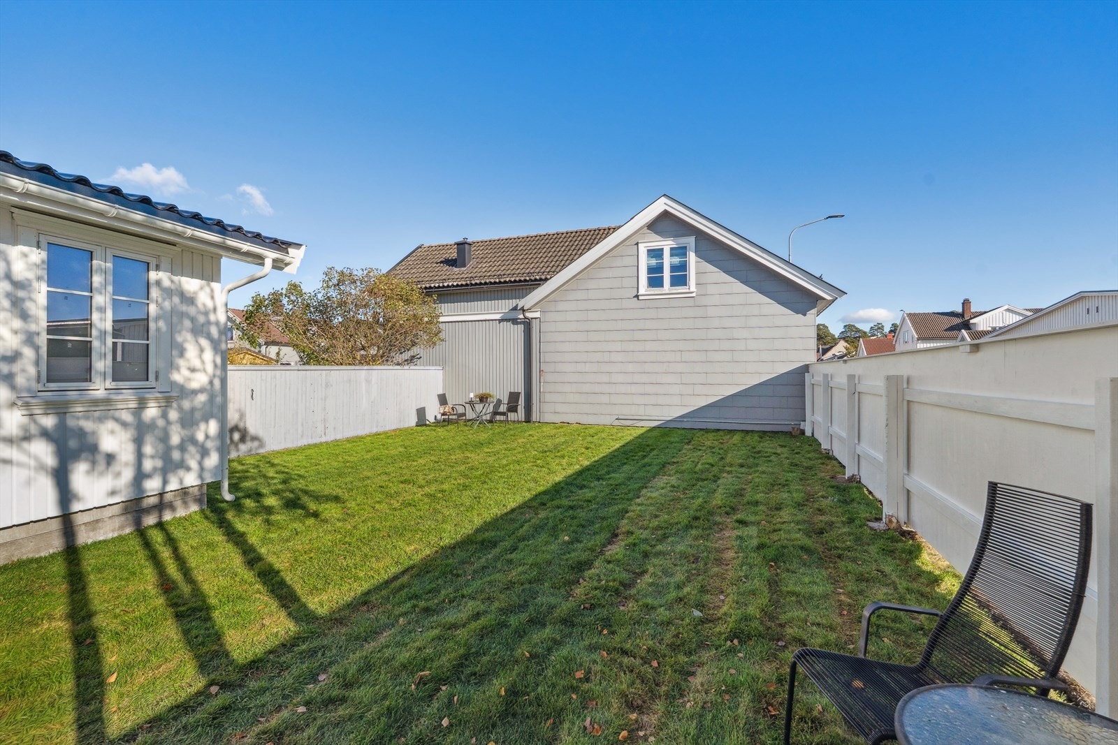 Uteområdet består av egen hage som innbyr til avslapning og hyggelige stunder. Galleribilde