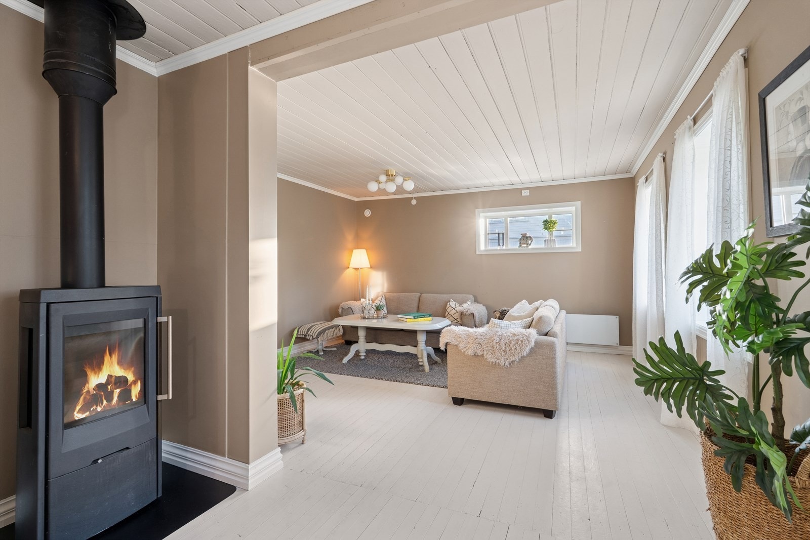 Stuen er utstyrt med en stemningsfull peisovn som varmer godt på de kjølige dagene. Galleribilde