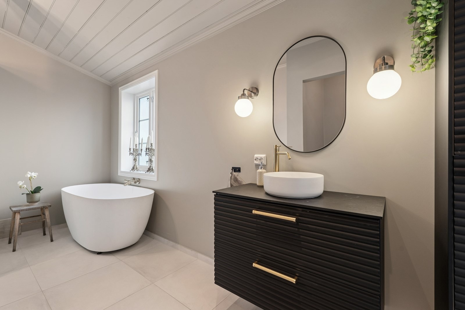 Badet ble totalrenovert i 2024 og fremstår som en stilfull og moderne oase. Galleribilde