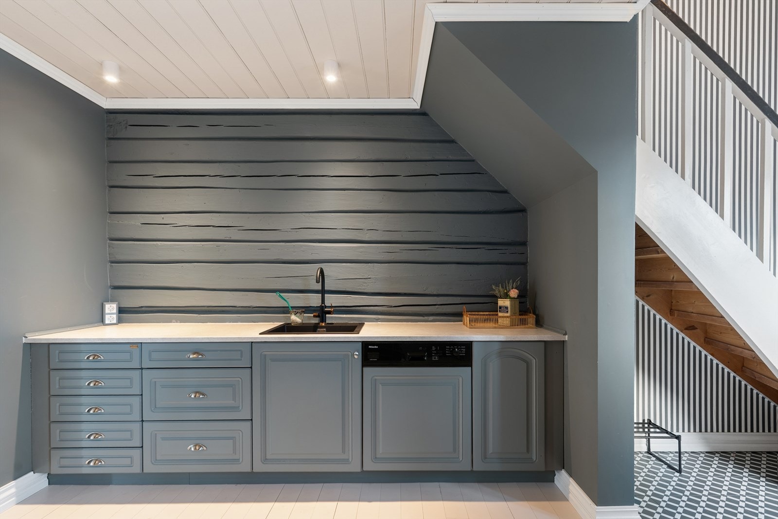 Smakfullt kjøkken med rikelig lagringsplass i både skap og skuffer, samt godt med benkeplass. Galleribilde