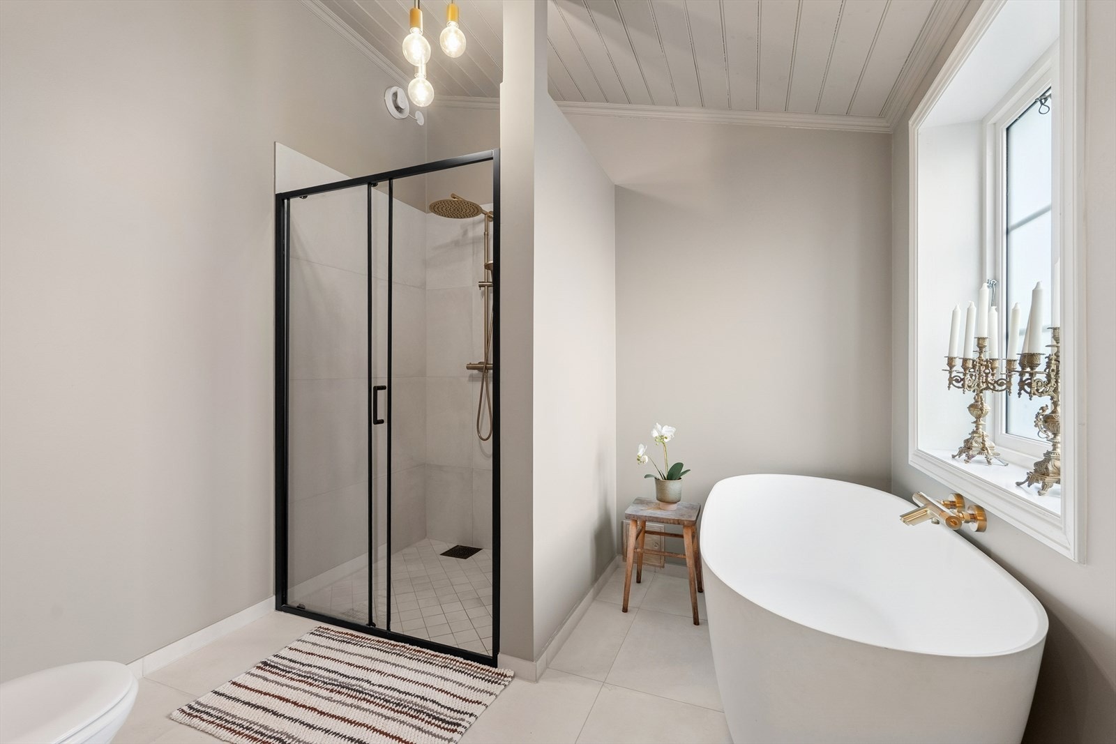 Det er flislagt gulv med behagelige, elektriske varmekabler som gir komfort året rundt, og veggene har malte plater. Galleribilde