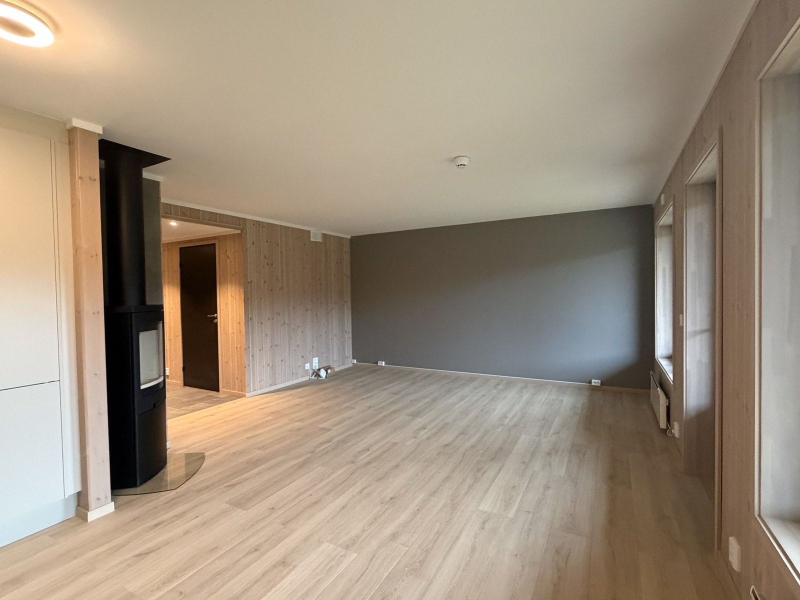 Leiligheten har åpen stue/kjøkkenløsning med utgang til terrasse Galleribilde