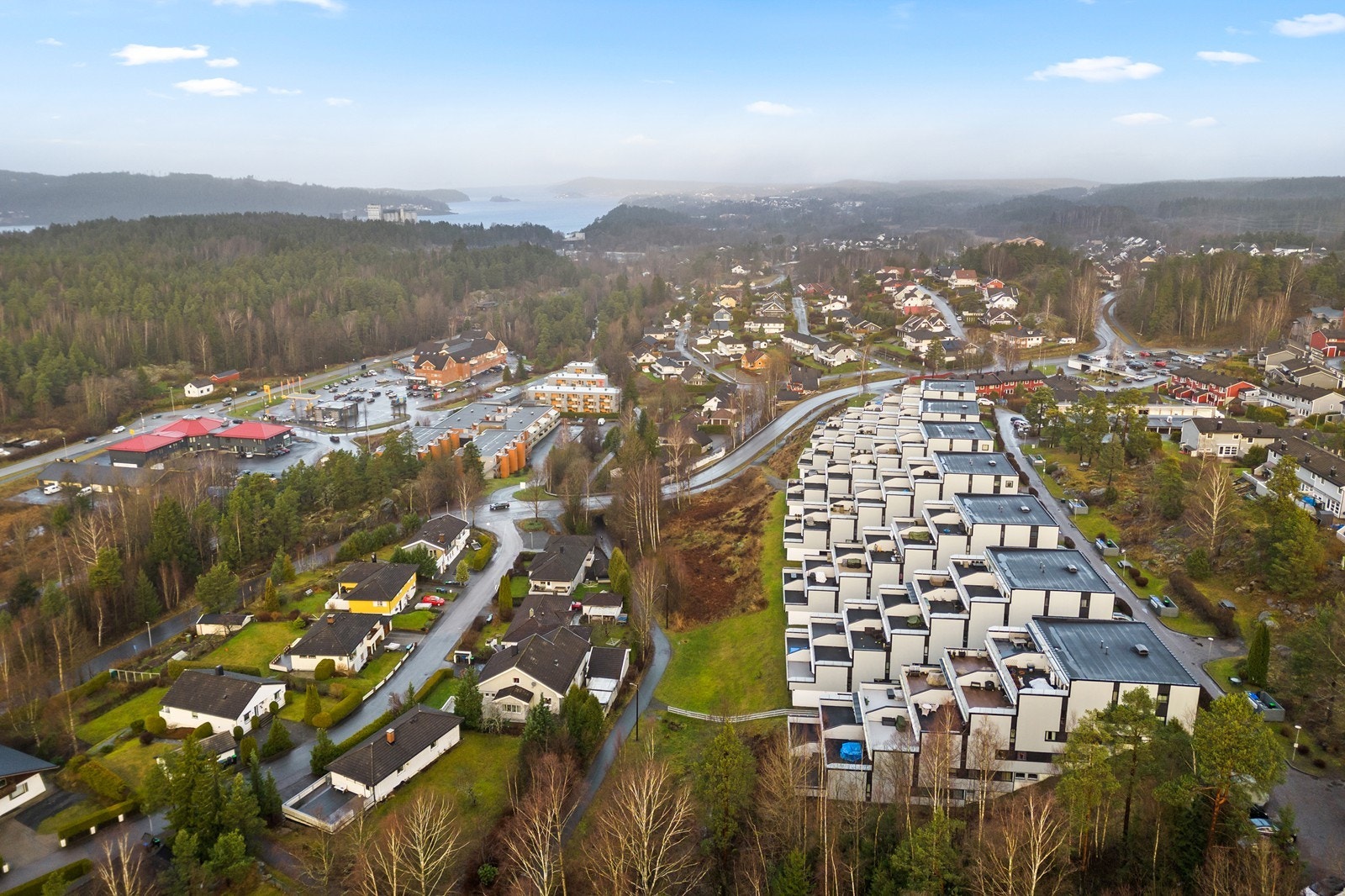 Med bil er man på E6 i løpet av cirka fem minutter, noe som gir enkel adkomst for pendlere. Galleribilde