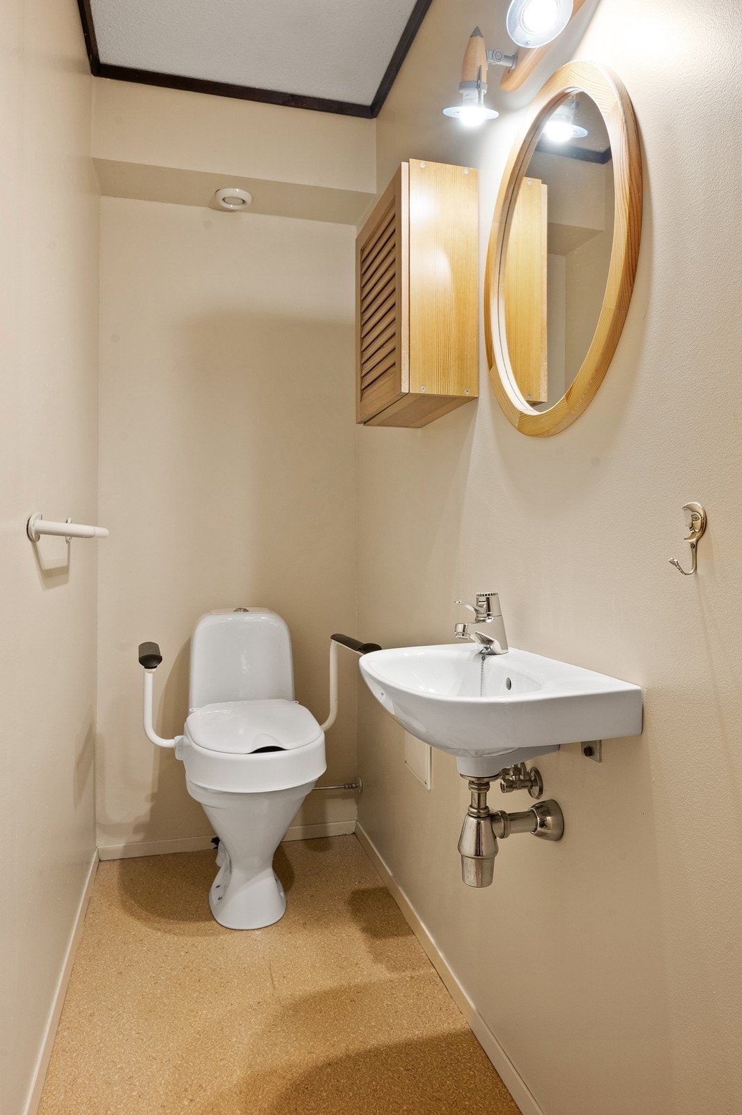Leiligheten har et separat toalettrom med servant, en praktisk løsning i hverdagen. Galleribilde