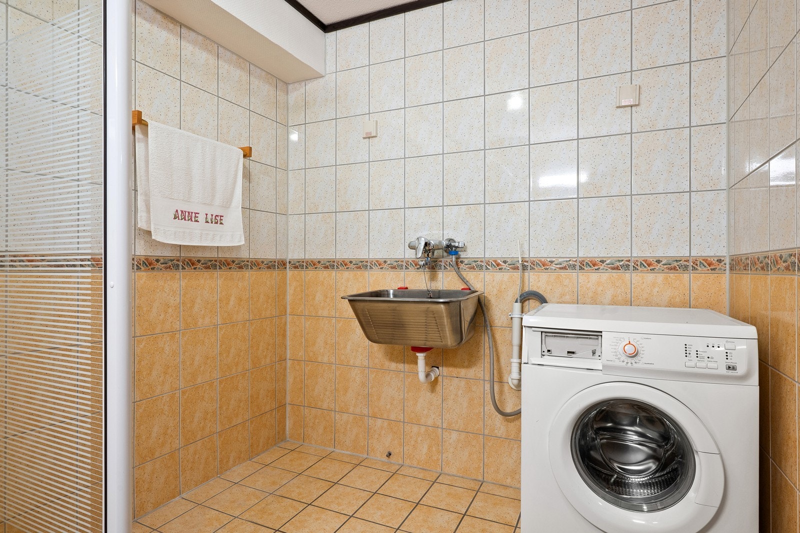 Badet har en egen avdeling for klesvask, med utslagsvask og opplegg for vaskemaskin. Galleribilde