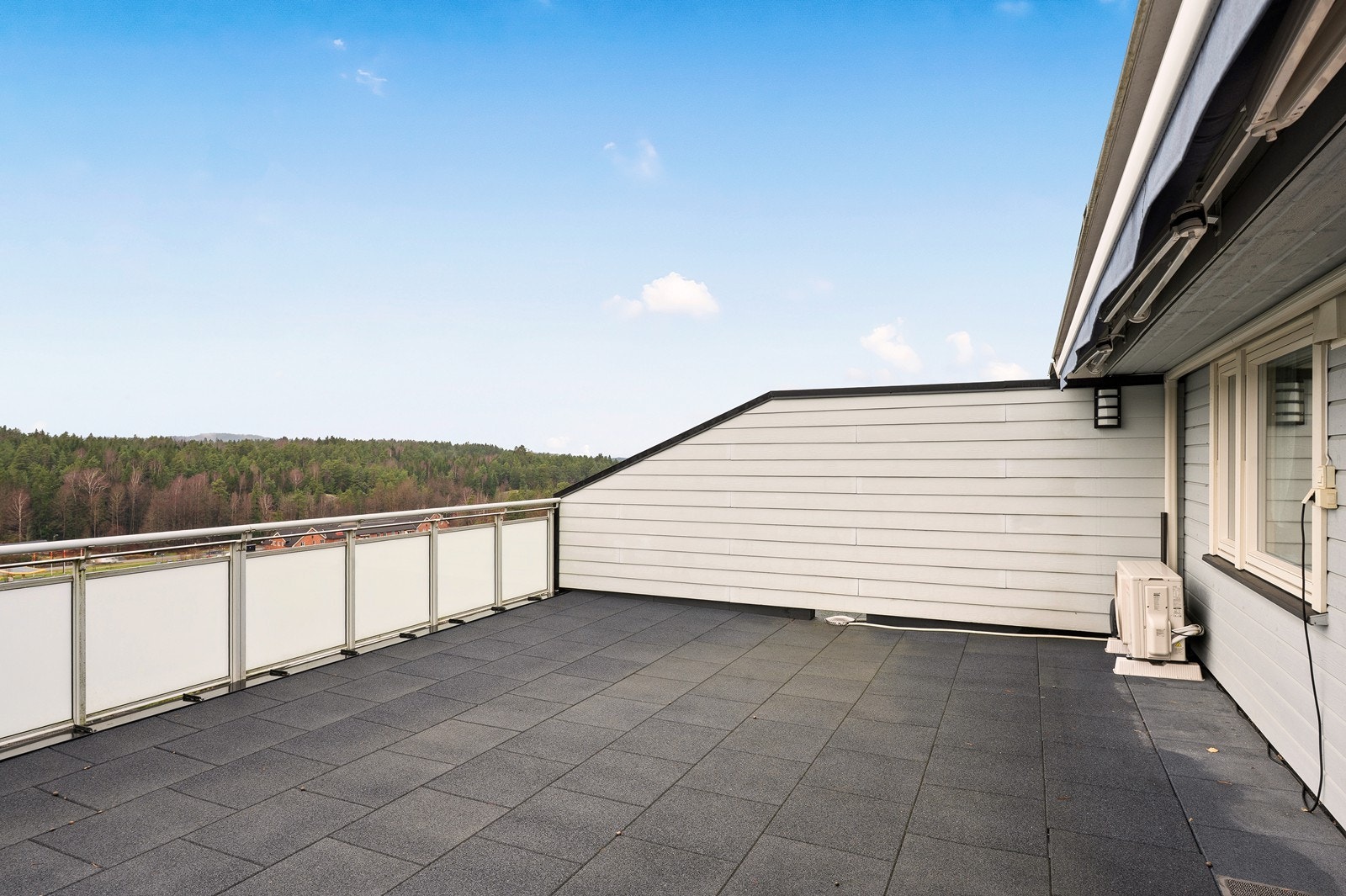 Terrassen har god plass for både sittegruppe og grill, og er en fin uteplass. Galleribilde