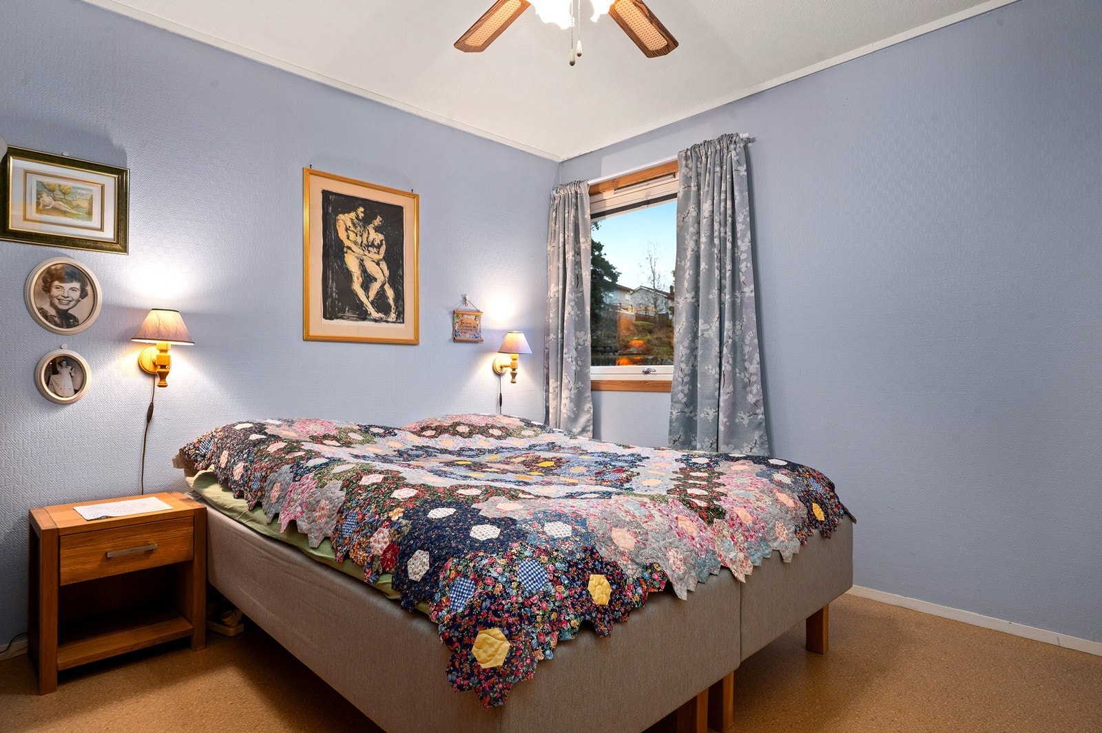 Leiligheten inneholder tre soverom som egner seg godt som hovedsoverom, barnerom eller kontor. Galleribilde