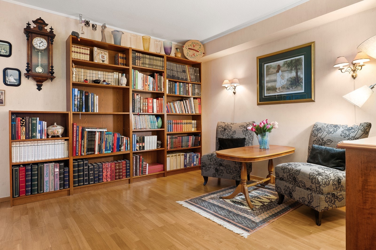 Stuen er romslig og gir fleksibilitet for ulike møbleringsløsninger, som en egen lesekrok. Galleribilde