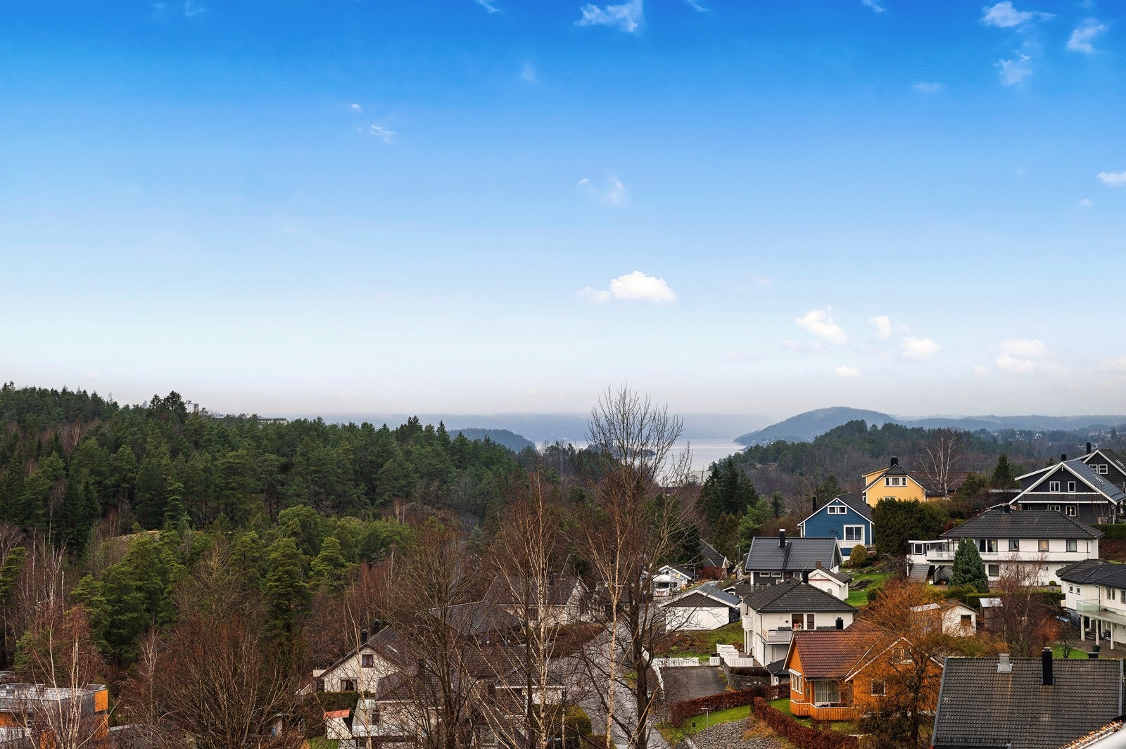 Området byr også på nærhet til sjøen, med småbåthavner og Kulpe badeplass. Galleribilde