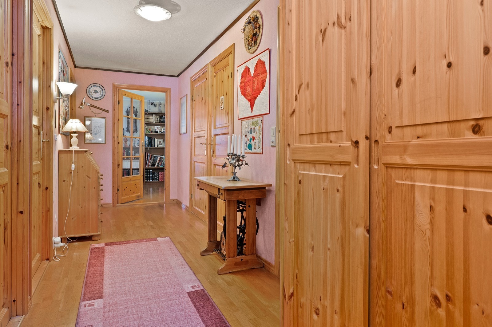 En romslig gang binder rommene sammen og har tilgang til to innvendige boder. Galleribilde