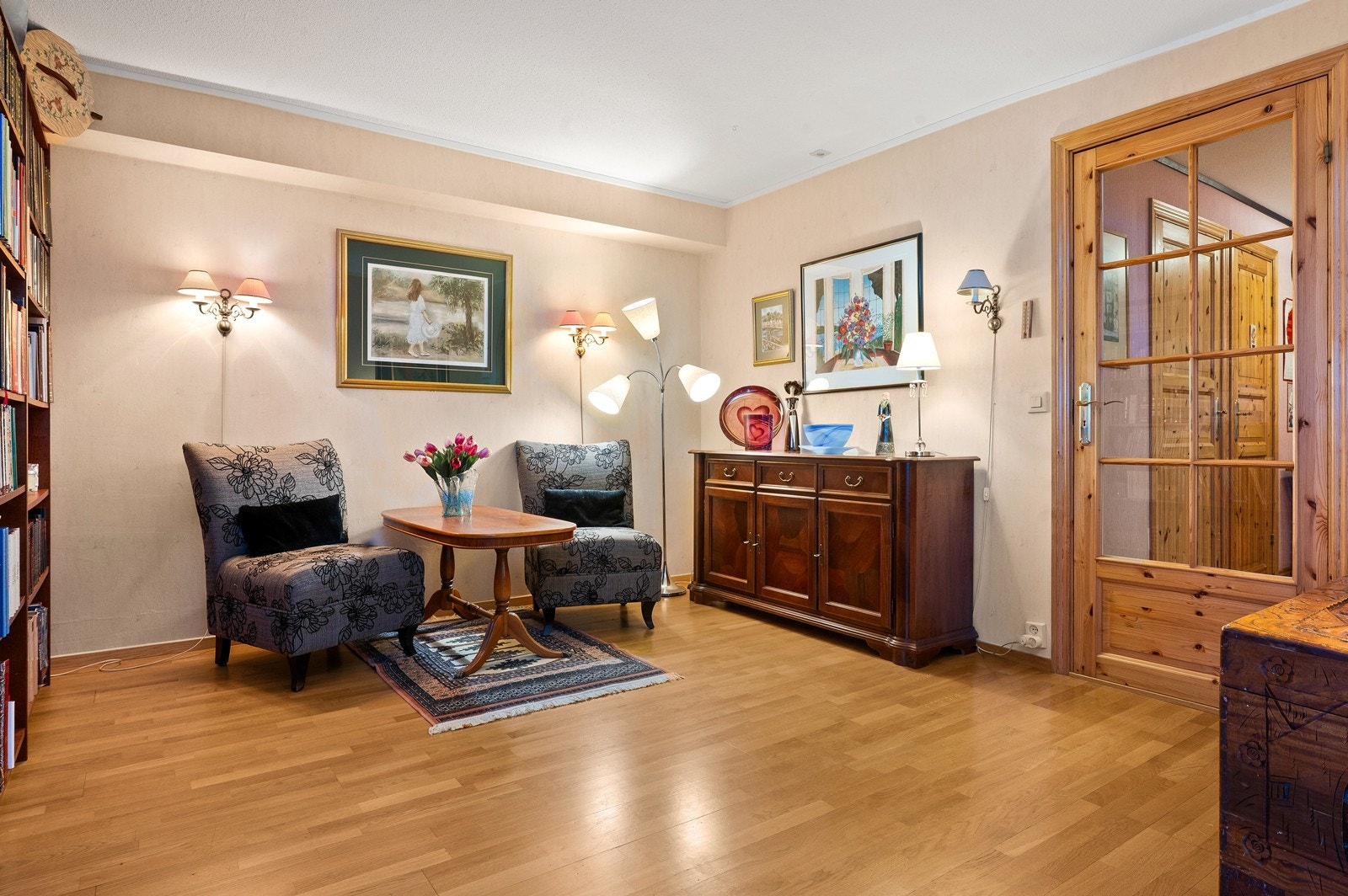 Døren med glassfelt mellom gangen og stuen bidrar til å slippe lyset videre inn. Galleribilde