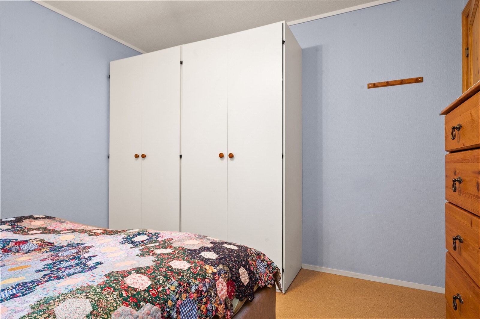 Soverommene har plass til garderobeløsninger for god oppbevaring. Galleribilde