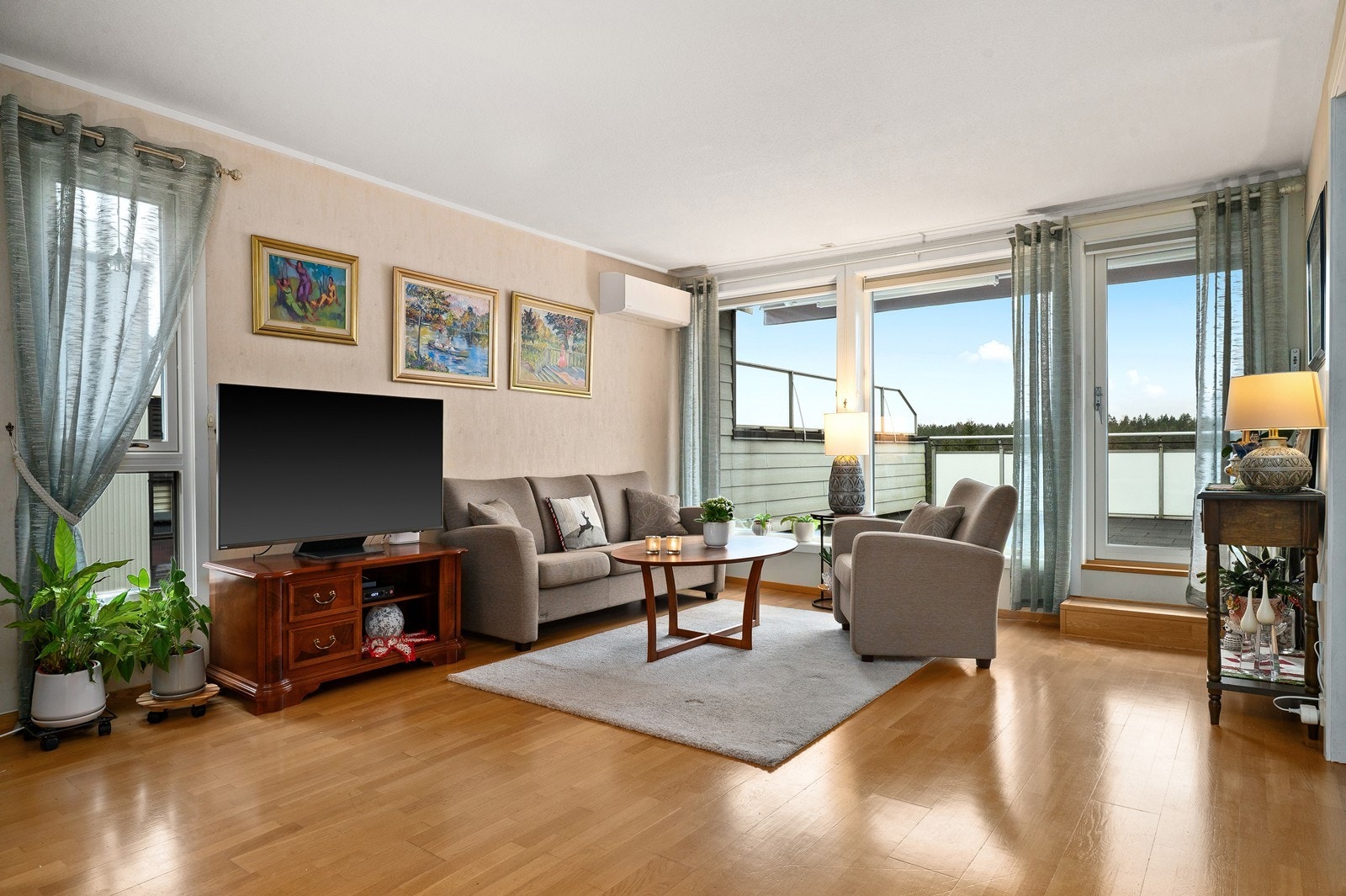 Stuen er leilighetens sentrale samlingspunkt, med direkte utgang til terrassen. Galleribilde