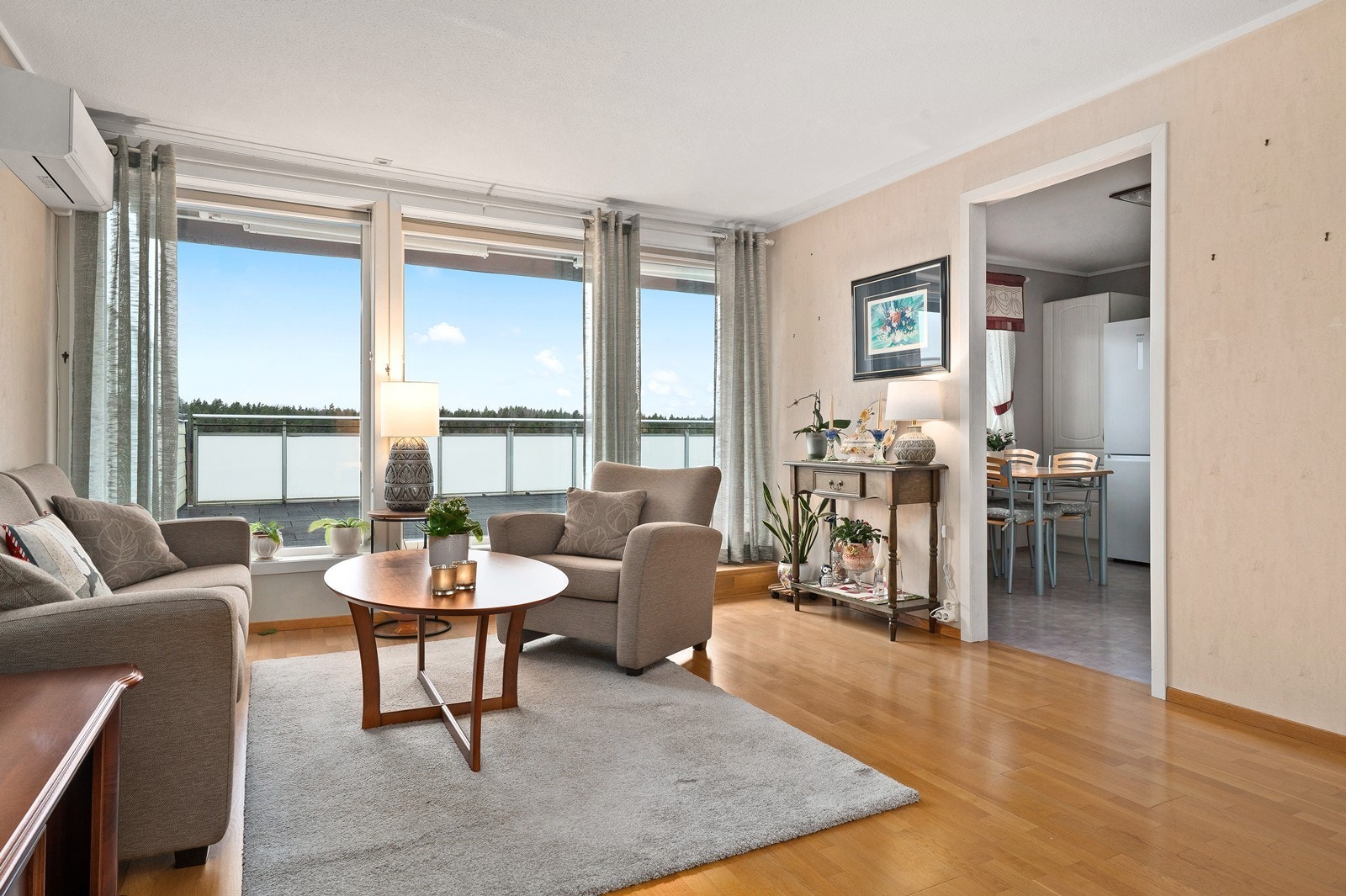 Velkommen til Åvangen Terrasse 219! Pen 4-roms selveierleilighet beliggende i øverste etasje i terrasseblokk. Galleribilde